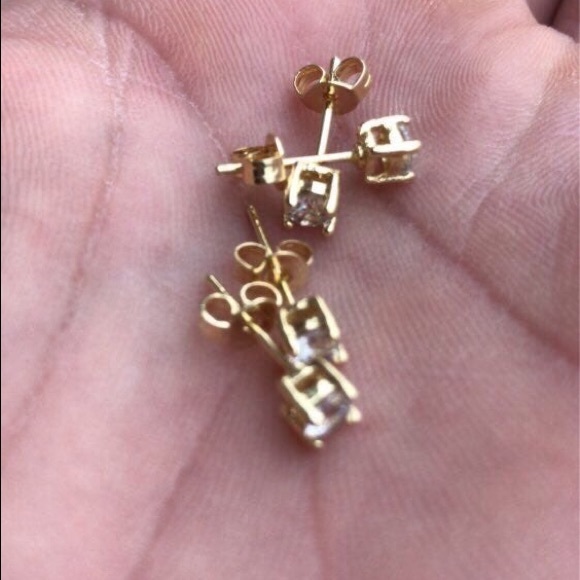 18k Yellow Gold Diamond Stud Earrings - Picture 6 of 7